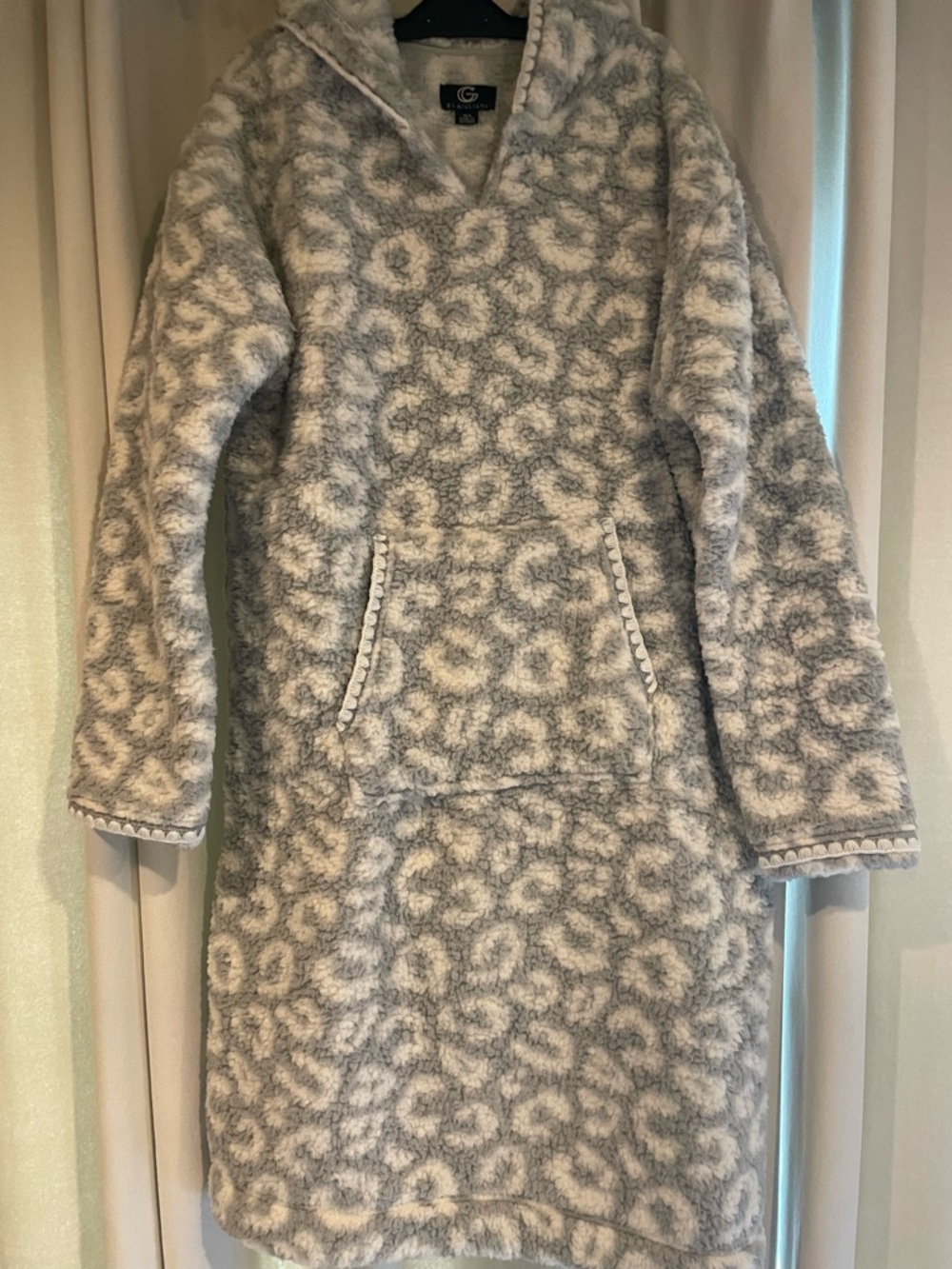 G by Giuliana Gray and White Plush Hooded Robe